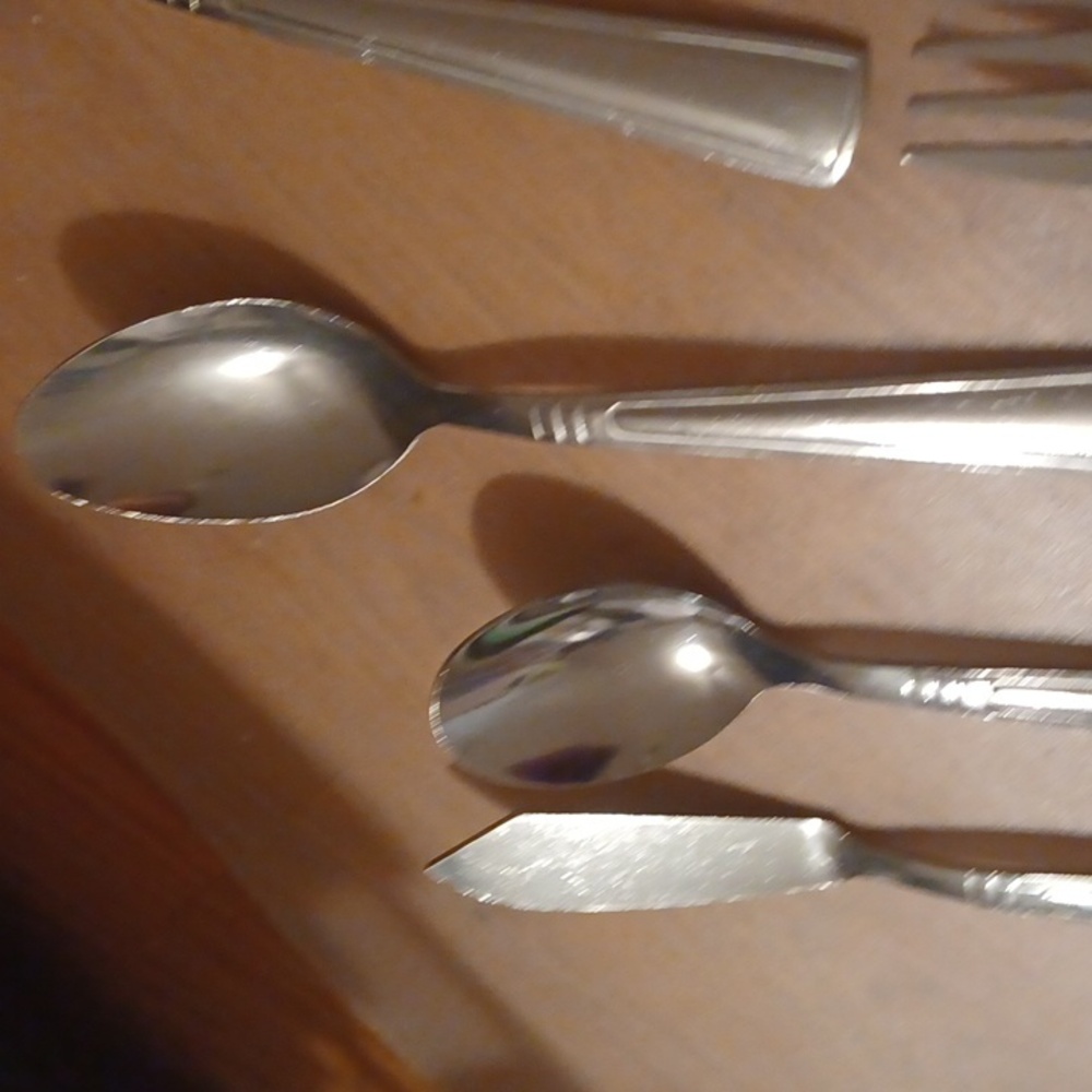 Gibson 14 pieces of flatware. Spoons, forks, butter knives. - Picture 5 of 7